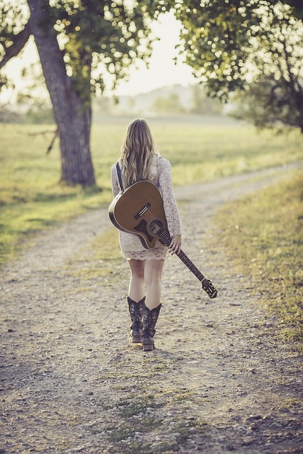 Pixabay Bild: Frau mit Gitarre auf einem Weg
